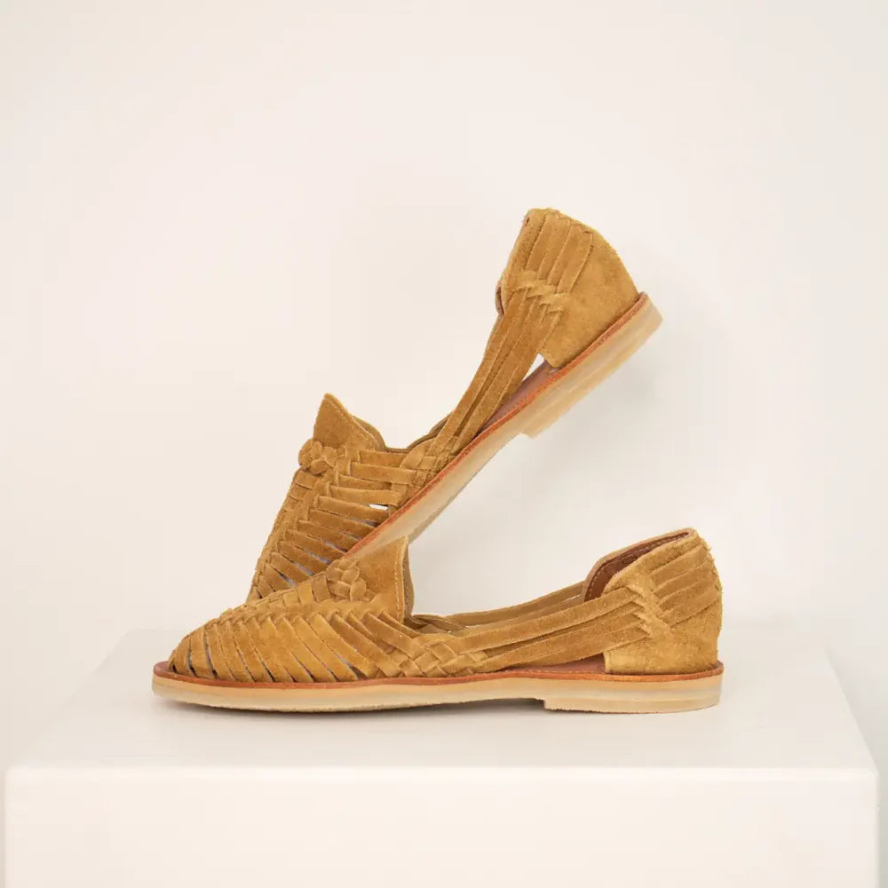 MAPACHE har lavet ALEGRE skoen fra Mexico. En flette mokasin eller loafer sko. Denne er i en brun ruskind - perfekt til sommer eller rejsen sydpå