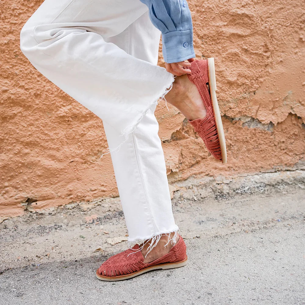 MAPACHE har lavet ALEGRE skoen fra Mexico. En flette mokasin eller loafer sko. Denne er i en lyserød ruskind - perfekt til sommer eller rejsen sydpå