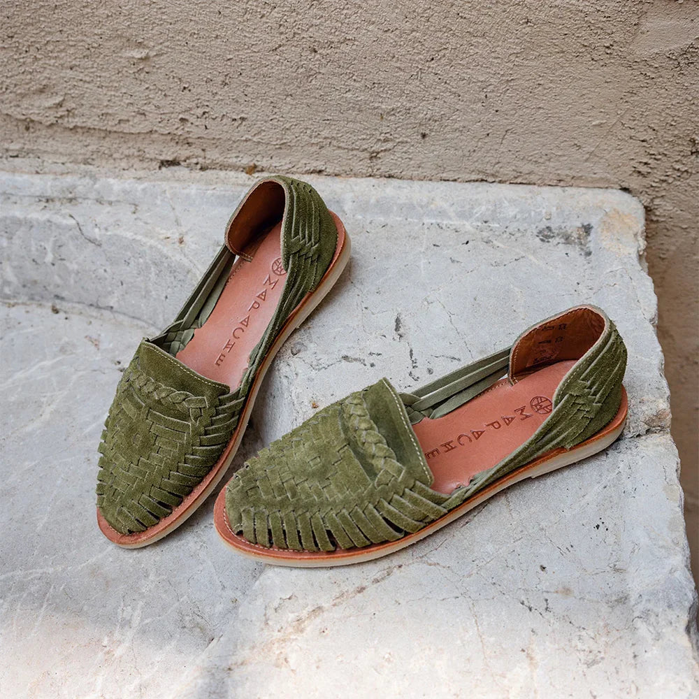 MAPACHE har lavet ALEGRE skoen fra Mexico. En flette mokasin eller loafer sko. Denne er i en grøn ruskind - perfekt til sommer eller rejsen sydpå