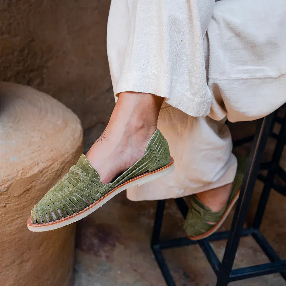 MAPACHE har lavet ALEGRE skoen fra Mexico. En flette mokasin eller loafer sko. Denne er i en grøn ruskind - perfekt til sommer eller rejsen sydpå