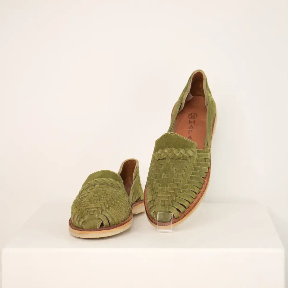MAPACHE har lavet ALEGRE skoen fra Mexico. En flette mokasin eller loafer sko. Denne er i en grøn ruskind - perfekt til sommer eller rejsen sydpå