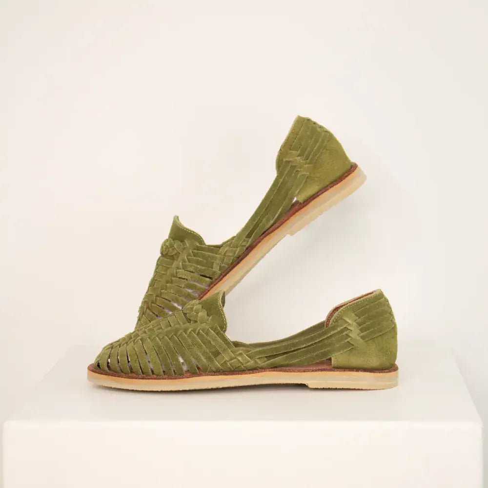 MAPACHE har lavet ALEGRE skoen fra Mexico. En flette mokasin eller loafer sko. Denne er i en grøn ruskind - perfekt til sommer eller rejsen sydpå