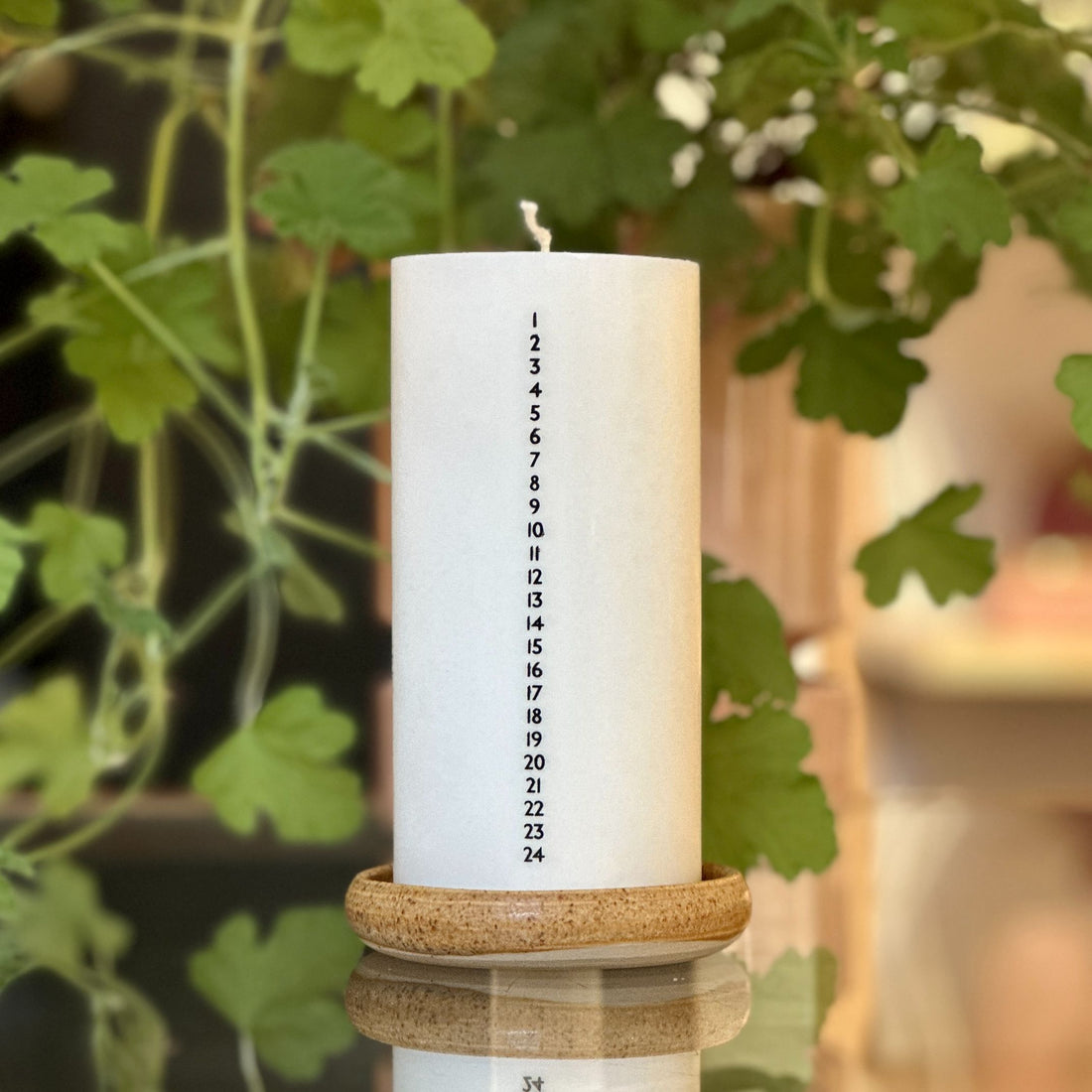 Hvidt kalenderlys fra Åbenlys med sorte tal