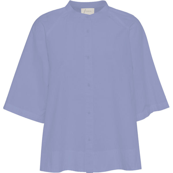 Abu Dhabi skjorten fra FRAU er en kort skjorte med kinakrave, som er gennemknappet og har læg på ryggen. Denne er i farven 'Baby Lavender', som er en lyseblå farve