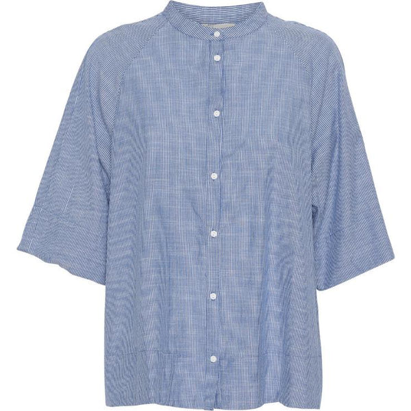 Abu Dhabi skjorten fra FRAU er en kort skjorte med kinakrave, som er gennemknappet og har læg på ryggen. Denne er i farven 'Medium Blue Stripe', som er en hvid og blå stribet skjorte