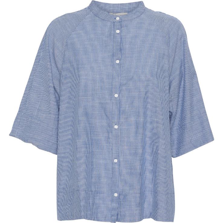Abu Dhabi skjorten fra FRAU er en kort skjorte med kinakrave, som er gennemknappet og har læg på ryggen. Denne er i farven 'Medium Blue Stripe', som er en hvid og blå stribet skjorte