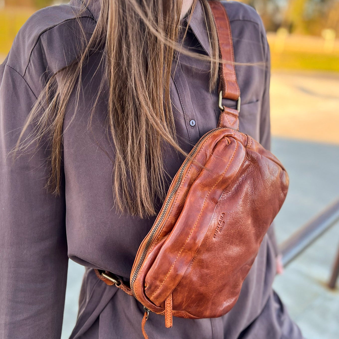 Akron tasken fra MONTANT EST. 1957 er en lækker crossbody taske i en fin lysebrun læder
