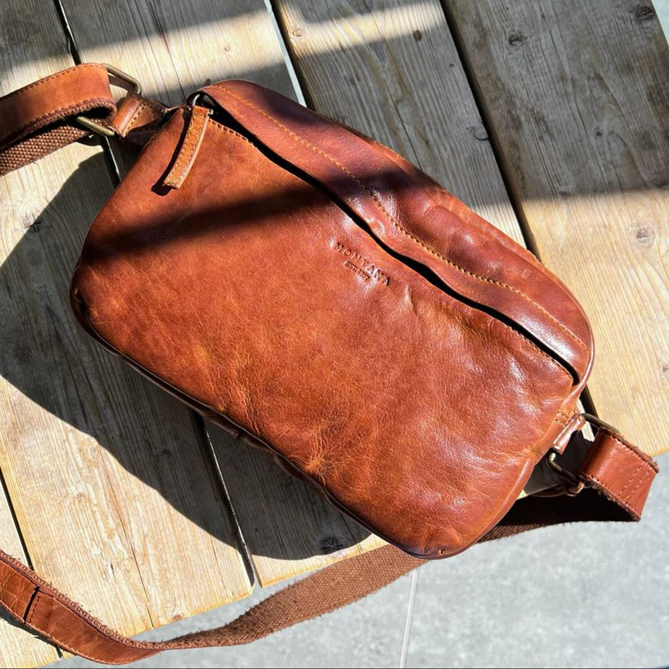 Akron tasken fra MONTANT EST. 1957 er en lækker crossbody taske i en fin lysebrun læder