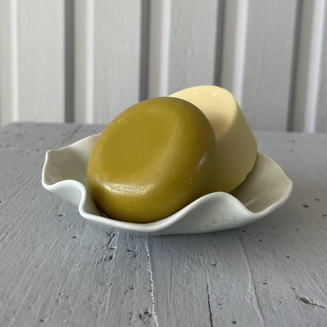 Balsambaren med grøn te, geranium og citronmelisse er blødgørende og velegnet til alle hårtyper, dog særligt velegnet til det fedtede hår. Den er vegansk og indeholder plejende ingredienser fra bl.a. økologisk jojobaolie, hampeolie, kokosolie, sheasmør og d-panthenol.
