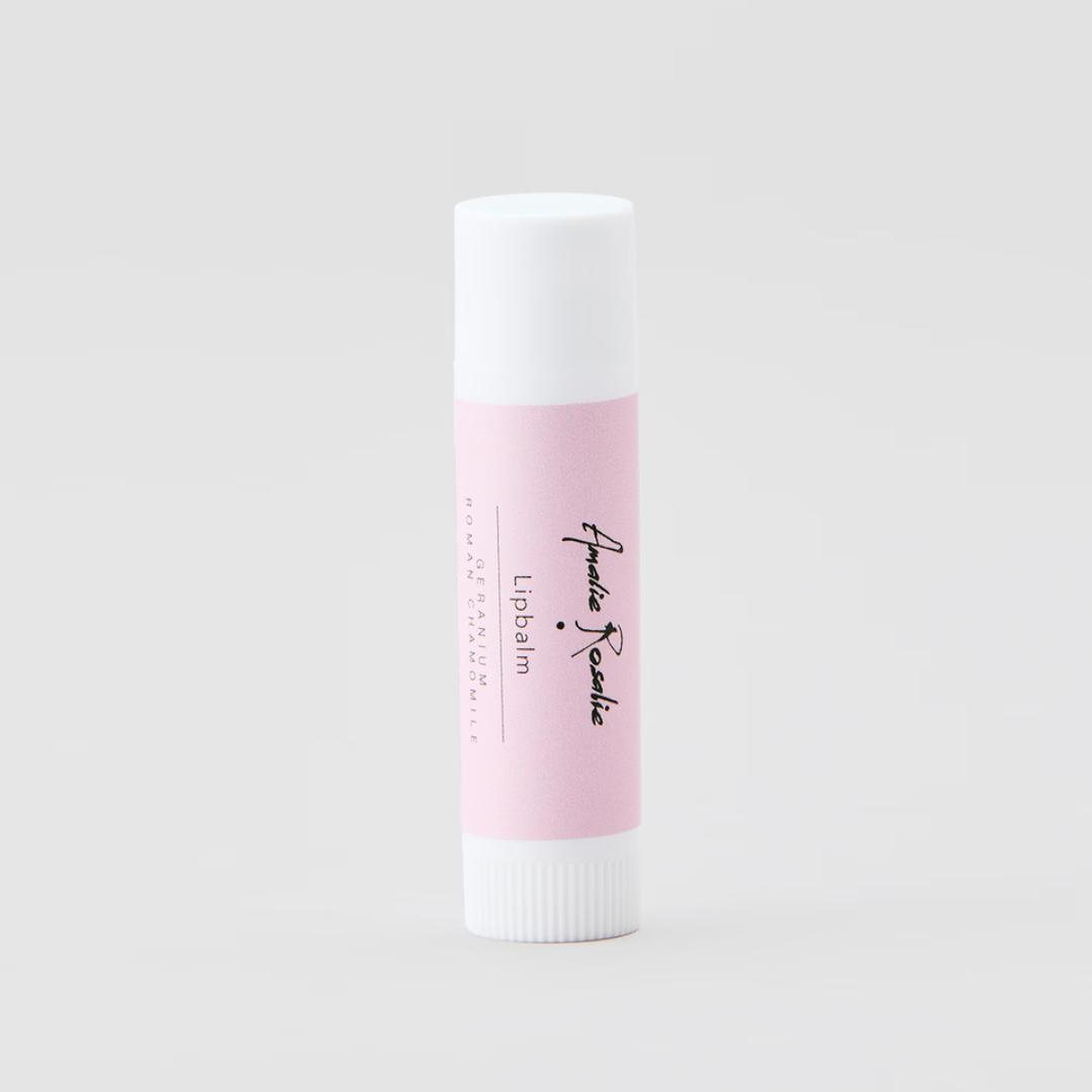 Læbepomaden indeholder økologisk olivenolie, sheasmør og bivoks fra den danske "grøn voks" pulje, der er uden brug af pesticider.