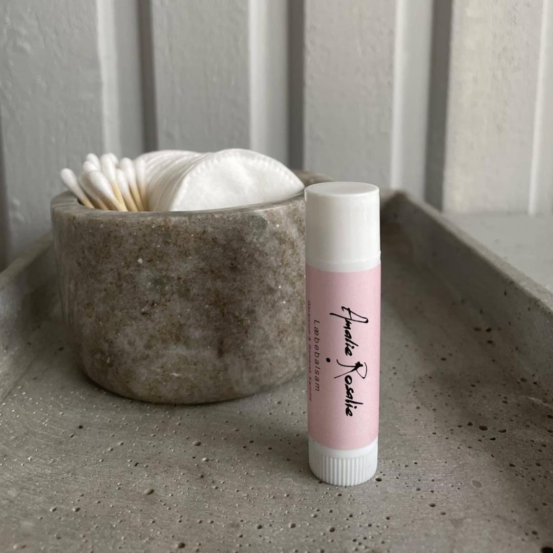 Læbepomaden indeholder økologisk olivenolie, sheasmør og bivoks fra den danske "grøn voks" pulje, der er uden brug af pesticider.