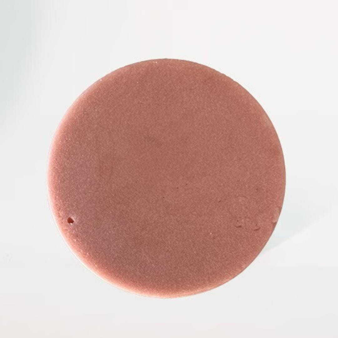 Shampoobaren med broccolifrøolie samt æterisk rose- og jasminolie fra Amalie Rosalie er vegansk og velegnet til dig med tørt/normalt hår. 