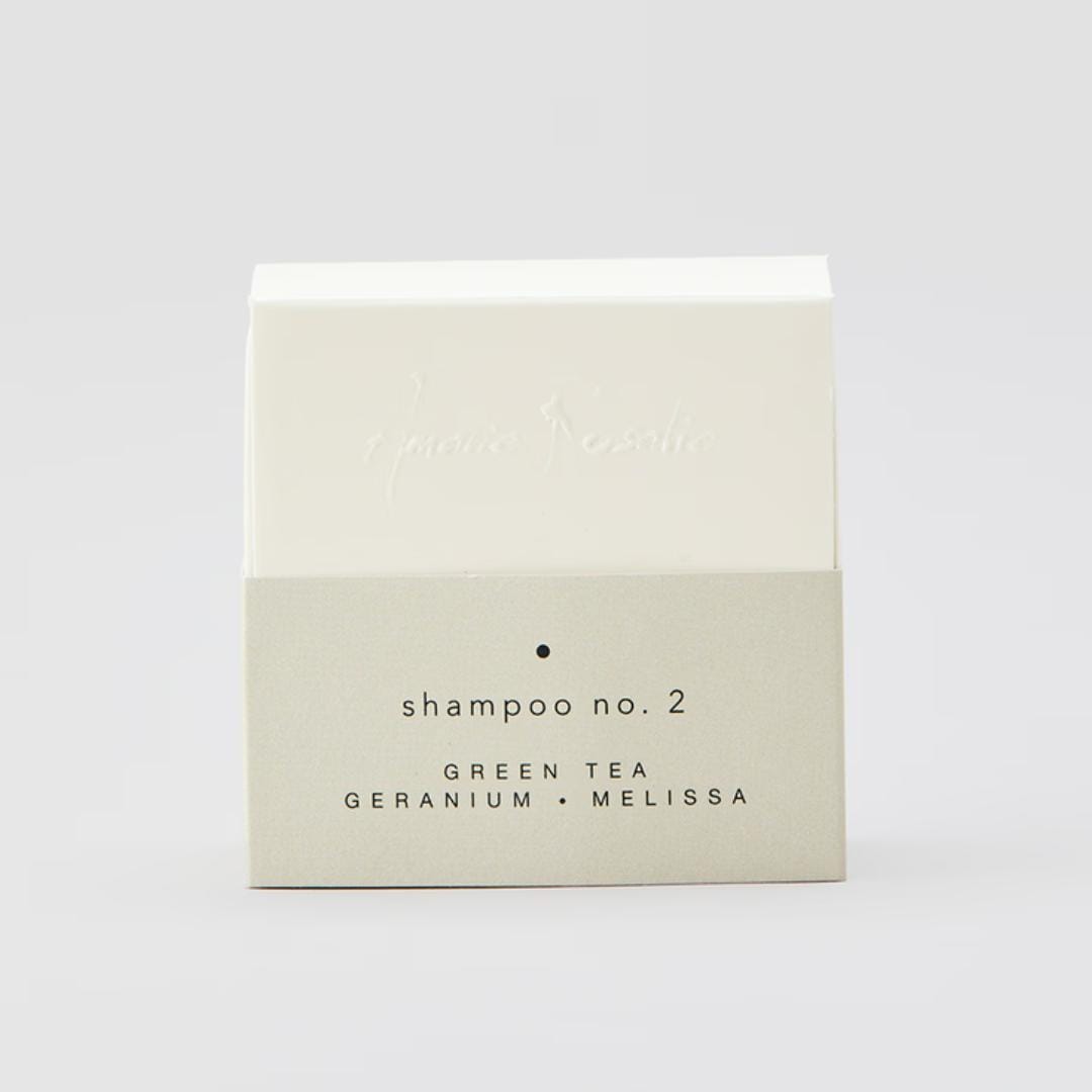 Shampoobaren med grøn te voks samt æterisk geranium- og citronmelisseolie fra Amalie Rosalie er vegansk og er velegnet til dig med normalt/fedtet hår. 