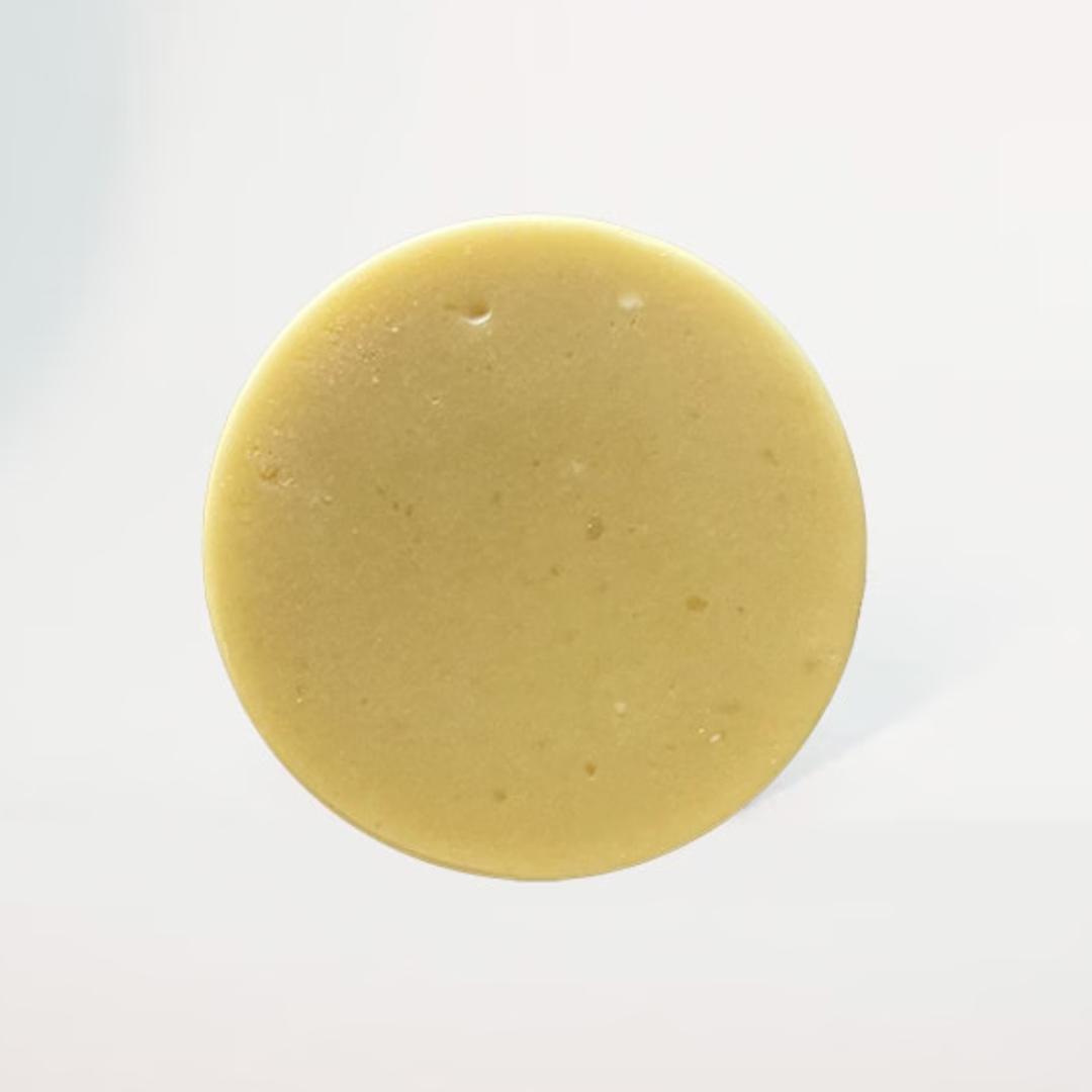 Shampoobaren med grøn te voks samt æterisk geranium- og citronmelisseolie fra Amalie Rosalie er vegansk og er velegnet til dig med normalt/fedtet hår. 