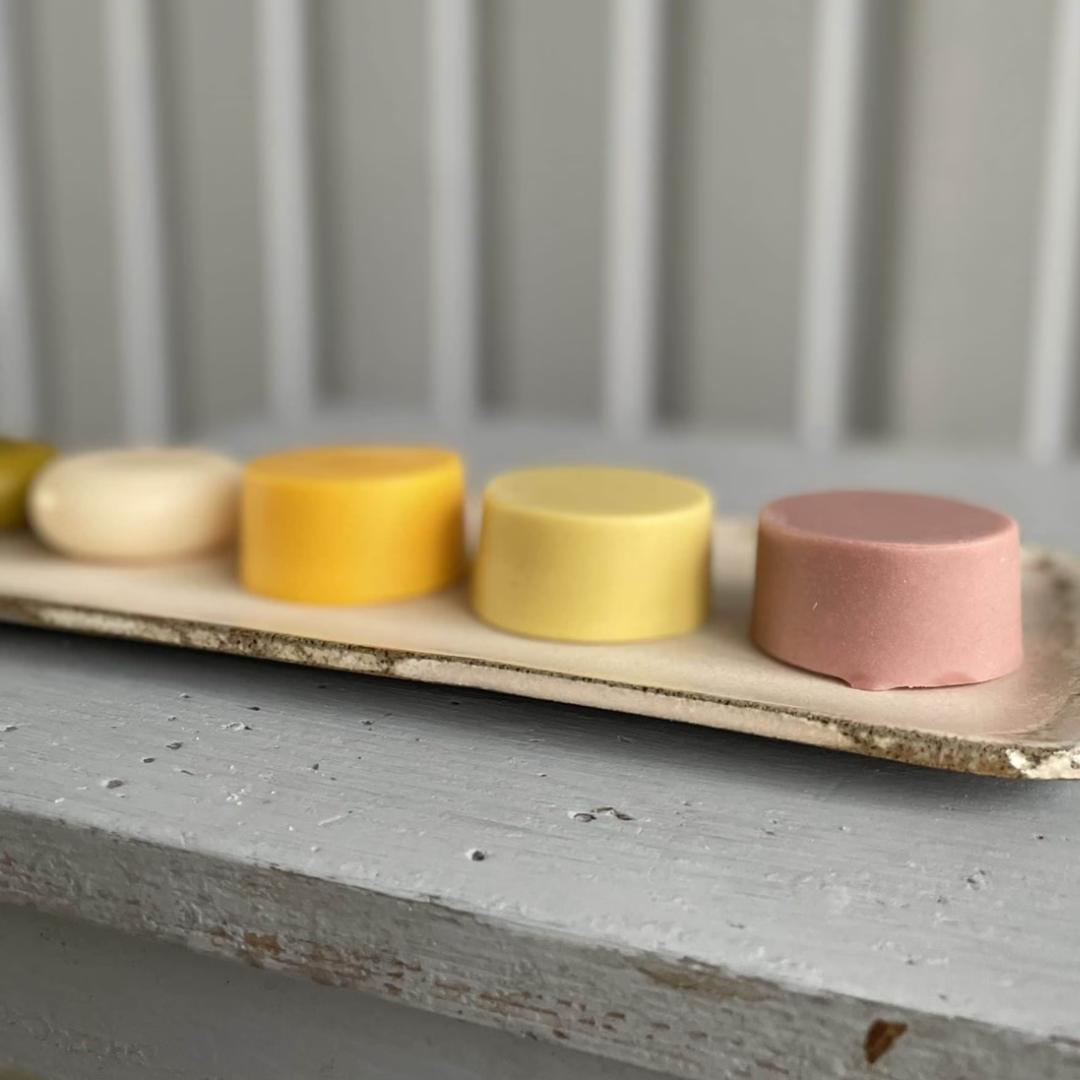 Den neutrale shampoobar med havtorneolie fra Amalie Rosalie er vegansk og uden unødige tilsætningstoffer. Shampoo baren har en pH-værdi der matcher hårets og kombinationen af gode olier gør den velegnet til alle hårtyper og folk med sensitiv hovedbund