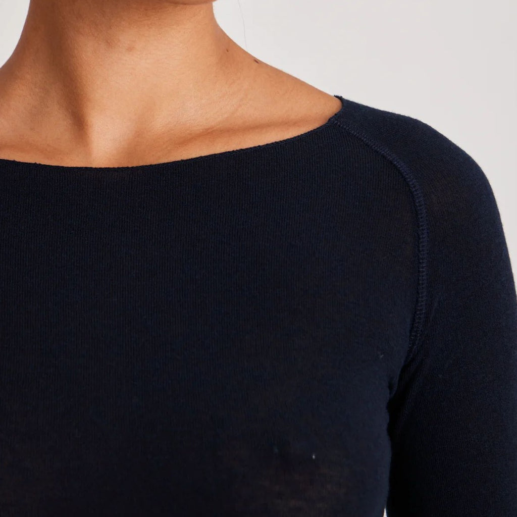 Amalie blusen fra Gai+Lisva er en god langærmet basisbluse i uld, som holder dig varm. Denne er i farven 'midnight blue', som er en mørk dyb blå farve