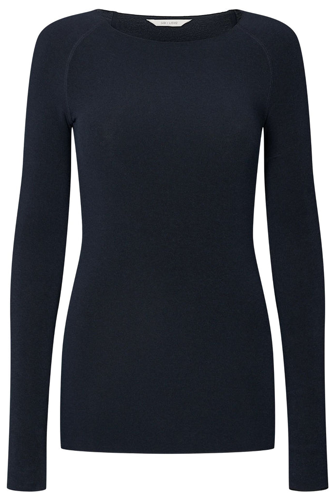 Amalie blusen fra Gai+Lisva er en god langærmet basisbluse i uld, som holder dig varm. Denne er i farven 'midnight blue', som er en mørk dyb blå farve