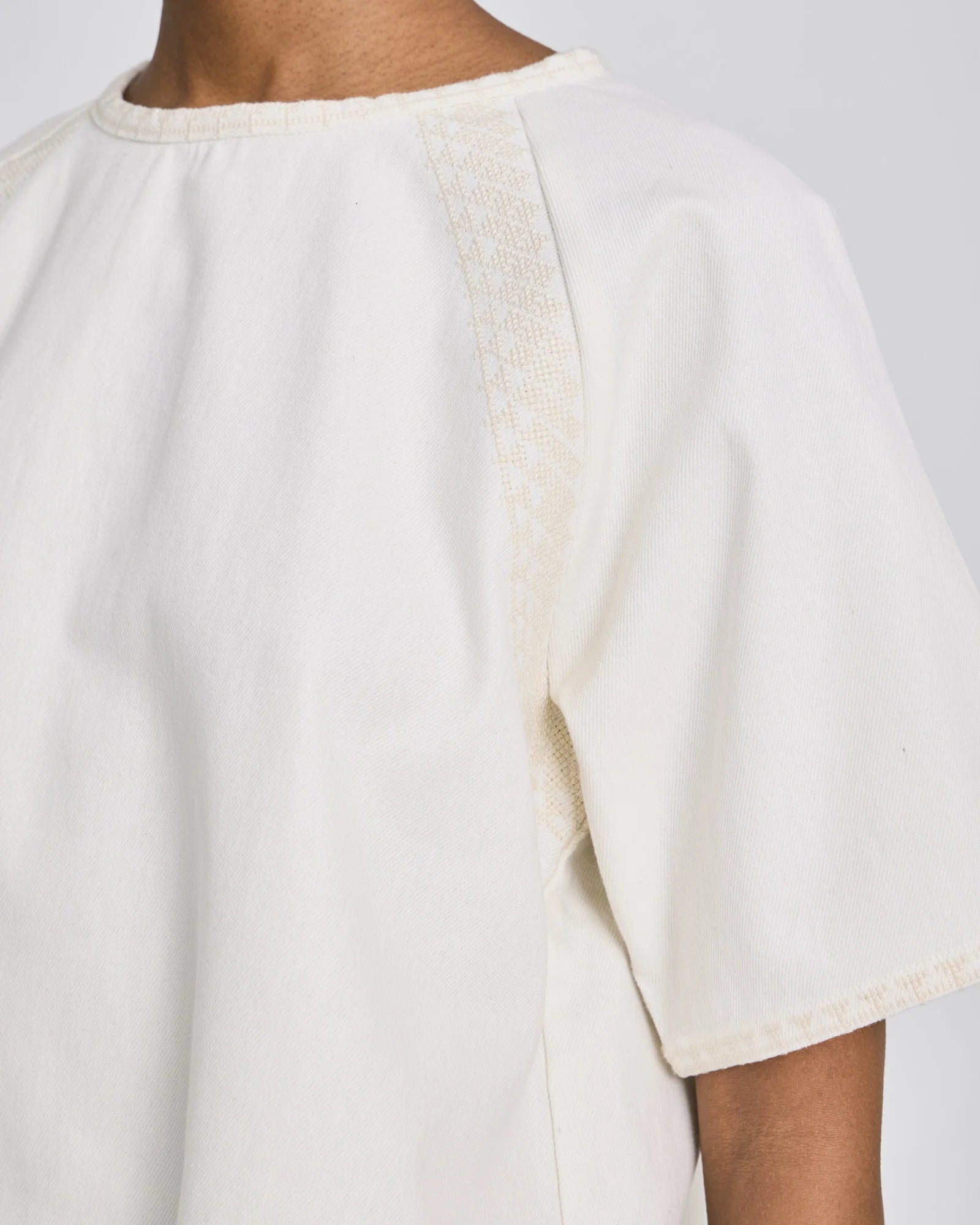 Detaljebillede af broderi foran på Angie T-shirt i 100% økologisk bomuld.