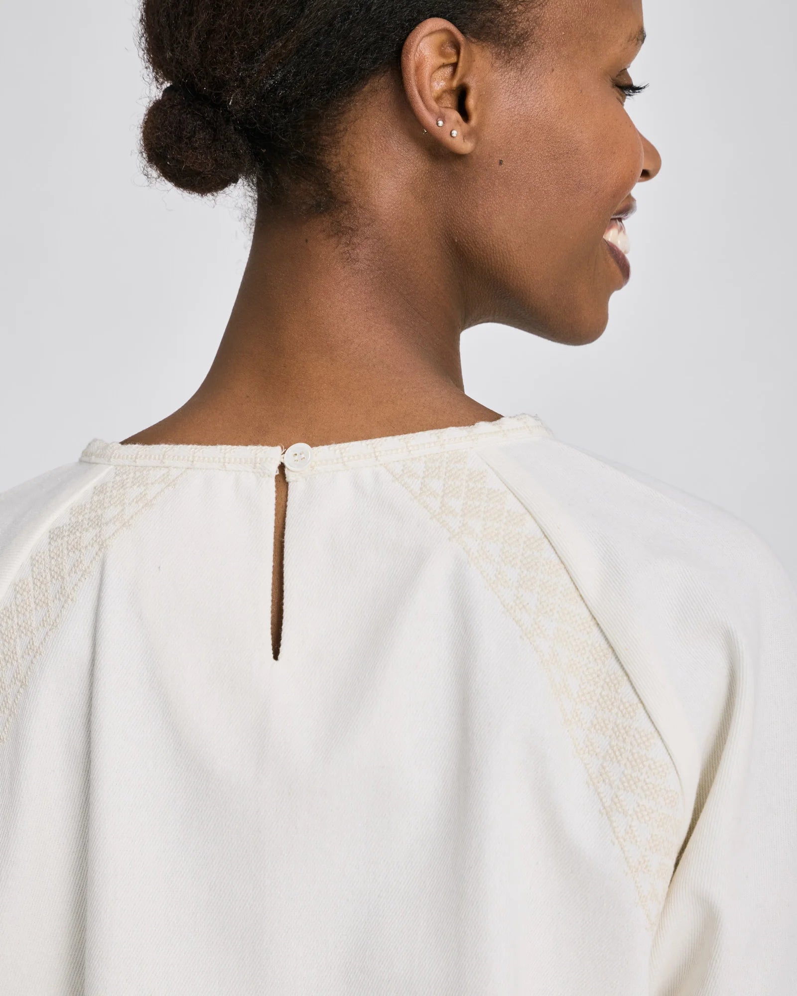 Her ses skjorten fra Gai+Lisva tæt på ved knappelukning