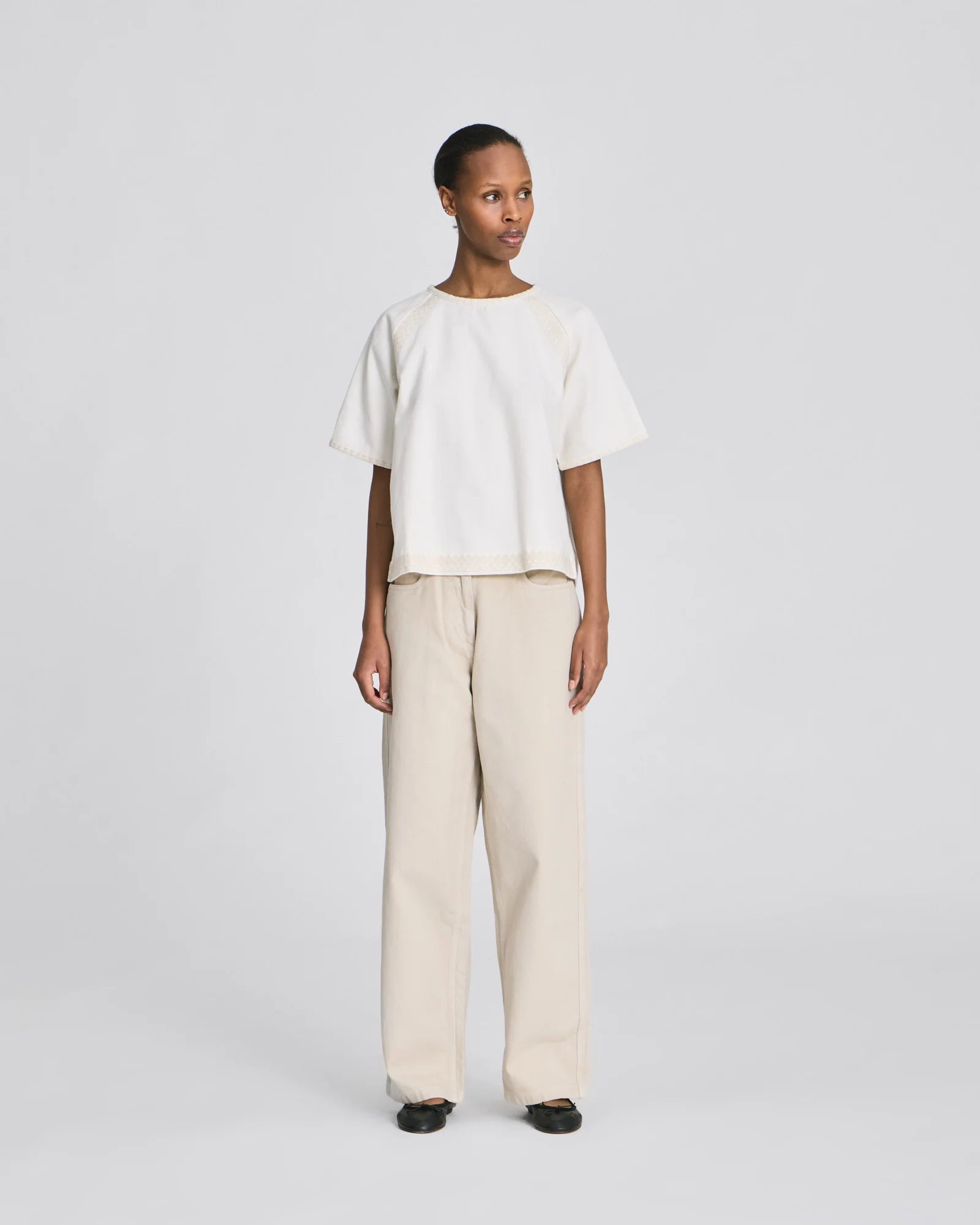 Angie T-shirt skjorte med raglanærmer og lige, cropped pasform set forfra.