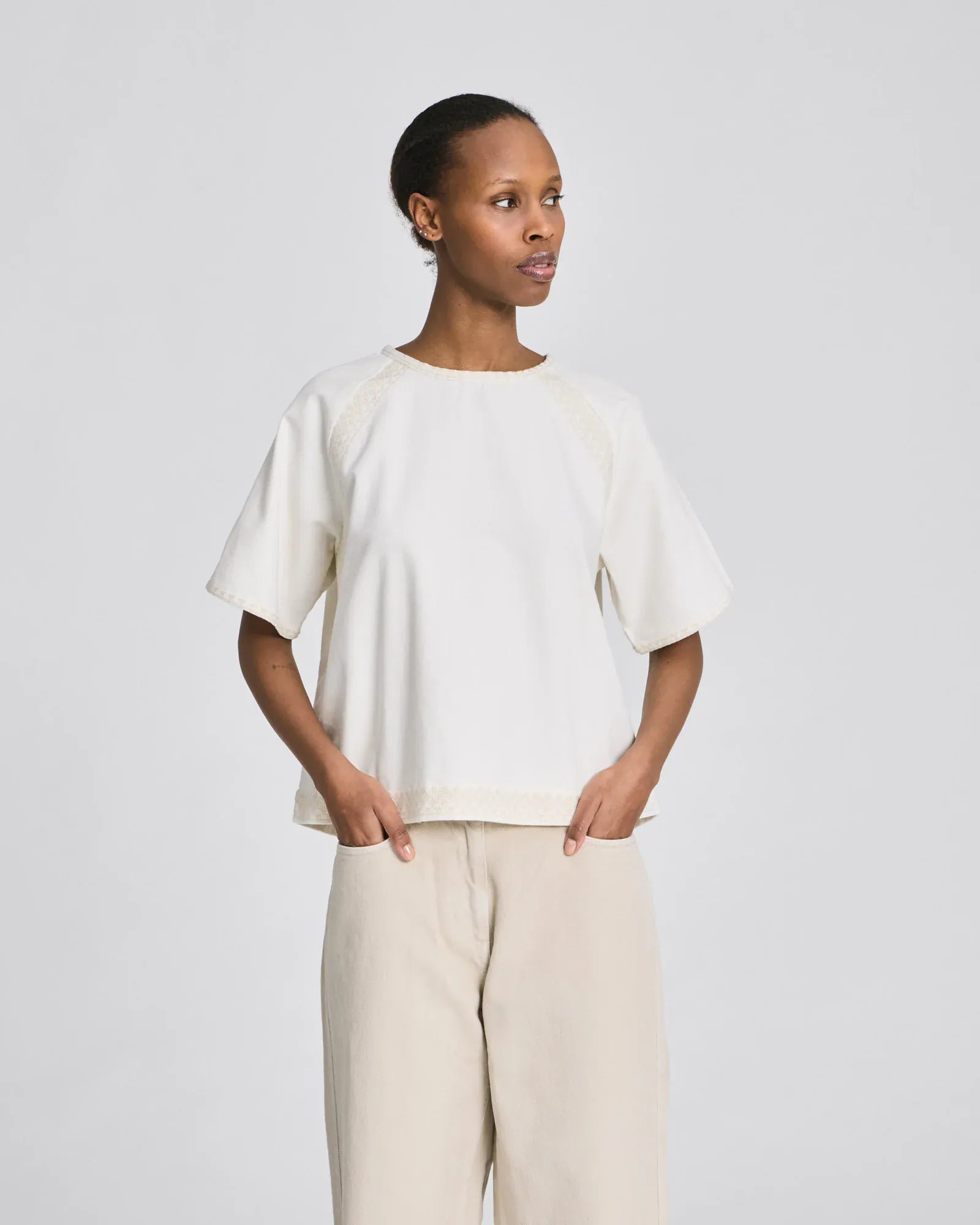 Angie cropped T-shirt i økologisk bomuldstwill med rund hals og nøglehulslukning i nakken.