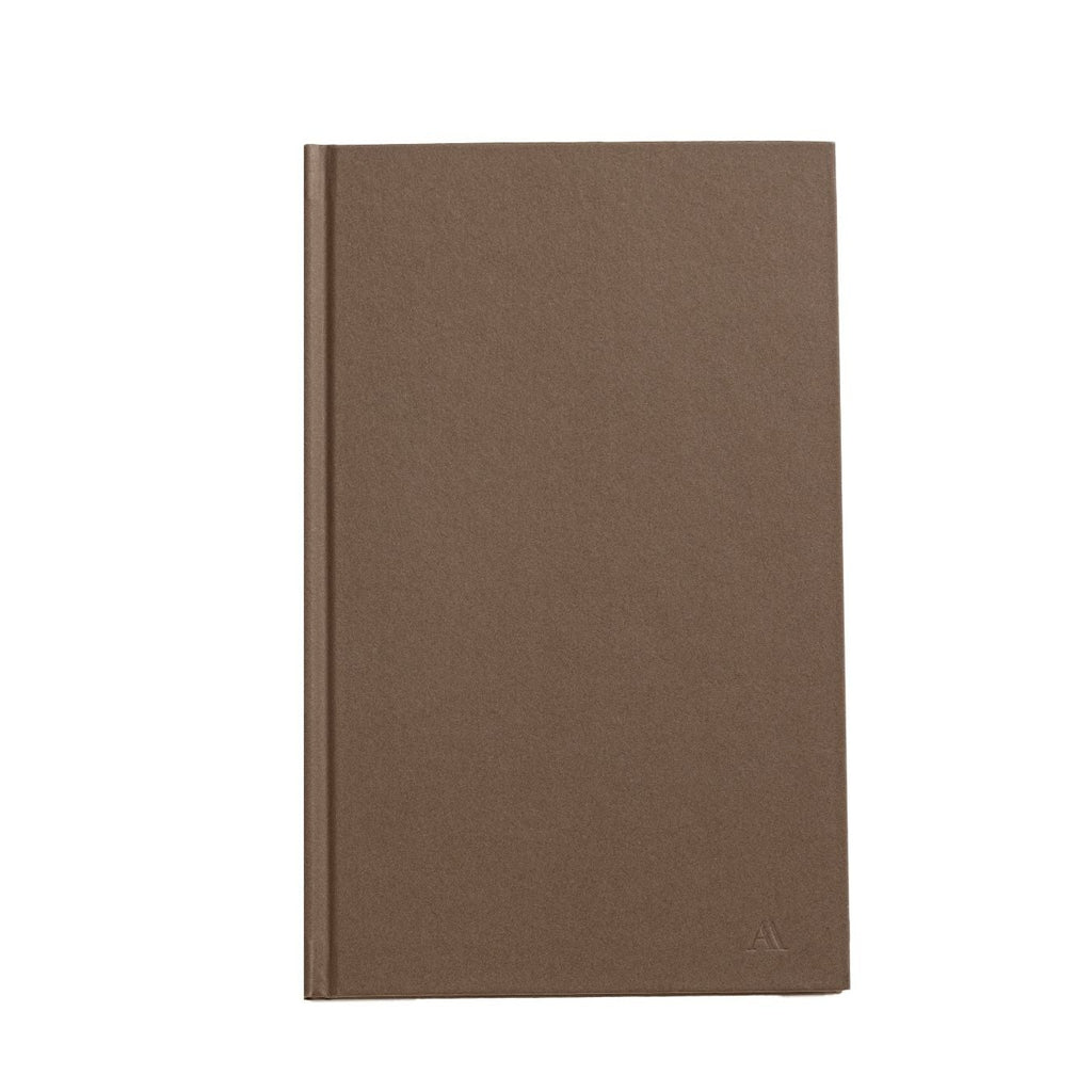Notesbogen fra Atelier Aarhus er simpel og funktionel. Den kan bruges til daglige todo-lister og notater eller være smukke, minimalistiske rammer for en dagbog, barnets bog, rejsedagbog, opskriftssamling mm.