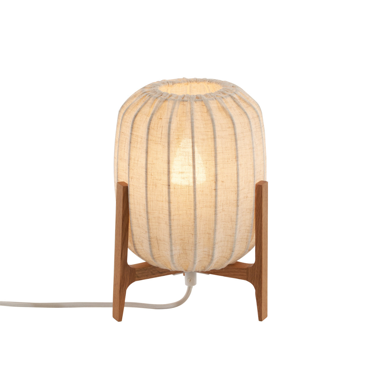 Bordlampe i træ med hørskærm og hvid tekstilledning med lysdæmper