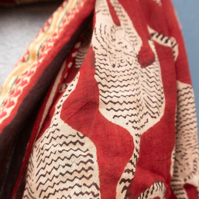 Bagru tørklæde fra Craft Sisters. Håndlavet af bomuld i indien, hvor der er trykket rød blokmønster på. Brug den som tørklæde, sjal, kjole eller top