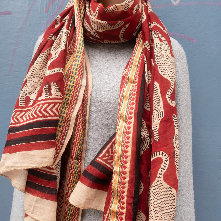 Bagru tørklæde fra Craft Sisters. Håndlavet af bomuld i indien, hvor der er trykket rød blokmønster på. Brug den som tørklæde, sjal, kjole eller top