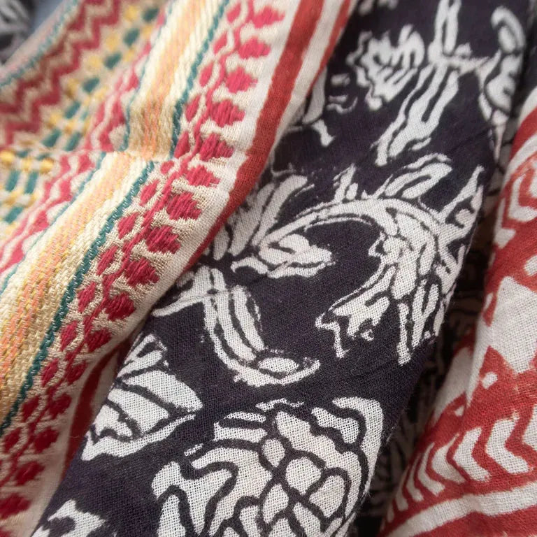 Bagru tørklæde fra Craft Sisters. Håndlavet af bomuld i indien, hvor der er trykket sort blokmønster på. Brug den som tørklæde, sjal, kjole eller top - close up af mønsteret på tørklædet.