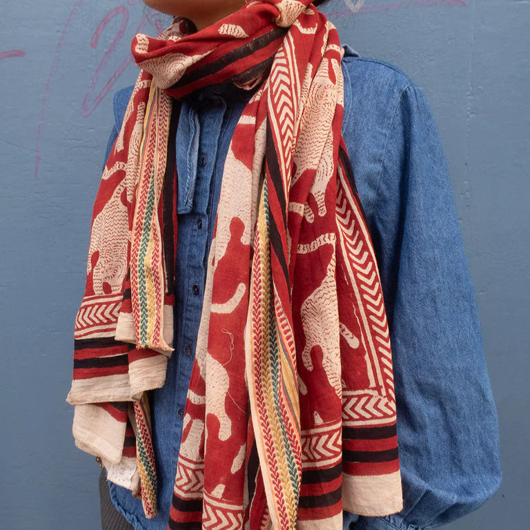 Bagru tørklæde fra Craft Sisters. Håndlavet af bomuld i indien, hvor der er trykket rød blokmønster på. Brug den som tørklæde, sjal, kjole eller top