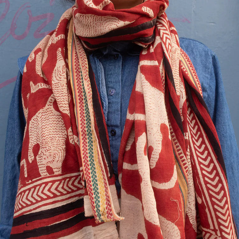 Bagru tørklæde fra Craft Sisters. Håndlavet af bomuld i indien, hvor der er trykket rød blokmønster på. Brug den som tørklæde, sjal, kjole eller top