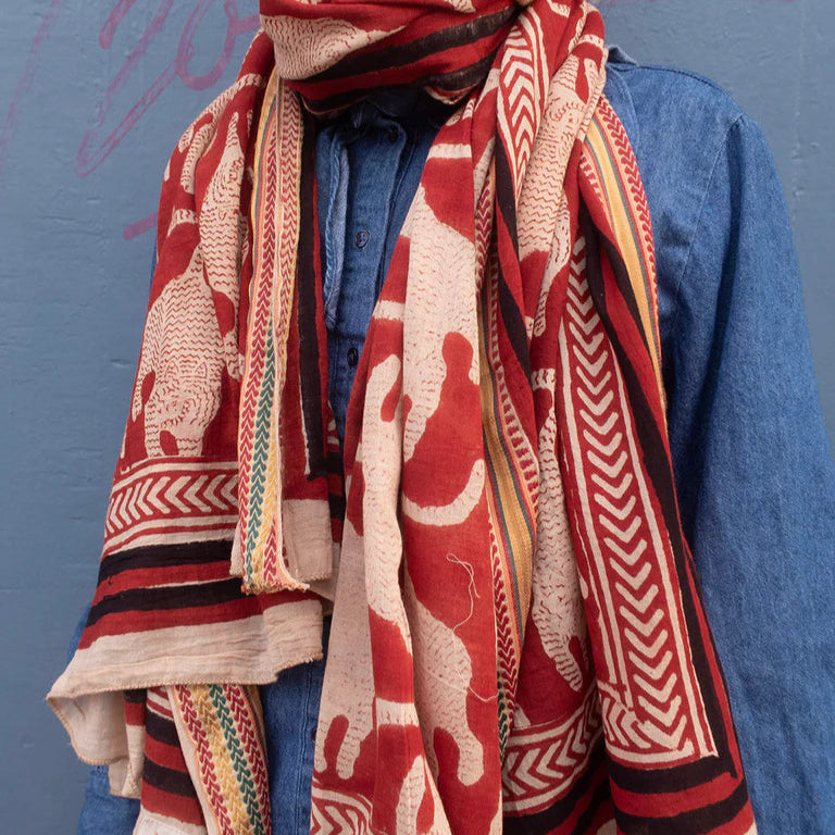 Bagru tørklæde fra Craft Sisters. Håndlavet af bomuld i indien, hvor der er trykket rød blokmønster på. Brug den som tørklæde, sjal, kjole eller top