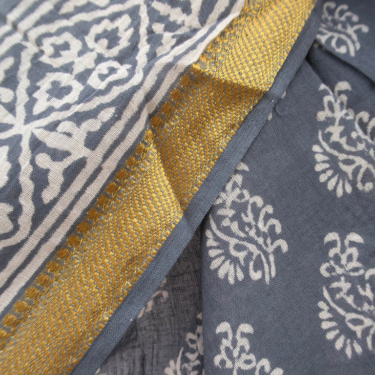 Bagru tørklæde fra Craft Sisters. Håndlavet af bomuld i indien, hvor der er trykket blåt blokmønster på. Brug den som tørklæde, sjal, kjole eller top