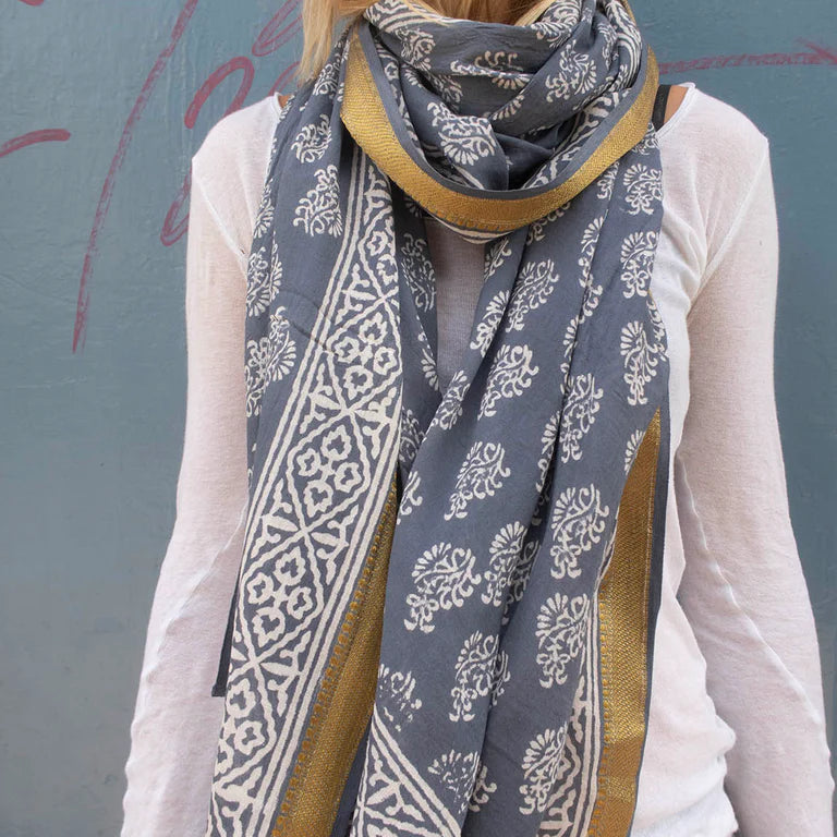 Bagru tørklæde fra Craft Sisters. Håndlavet af bomuld i indien, hvor der er trykket blåt blokmønster på. Brug den som tørklæde, sjal, kjole eller top