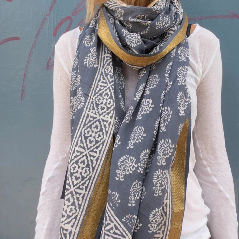 Bagru tørklæde fra Craft Sisters. Håndlavet af bomuld i indien, hvor der er trykket blåt blokmønster på. Brug den som tørklæde, sjal, kjole eller top