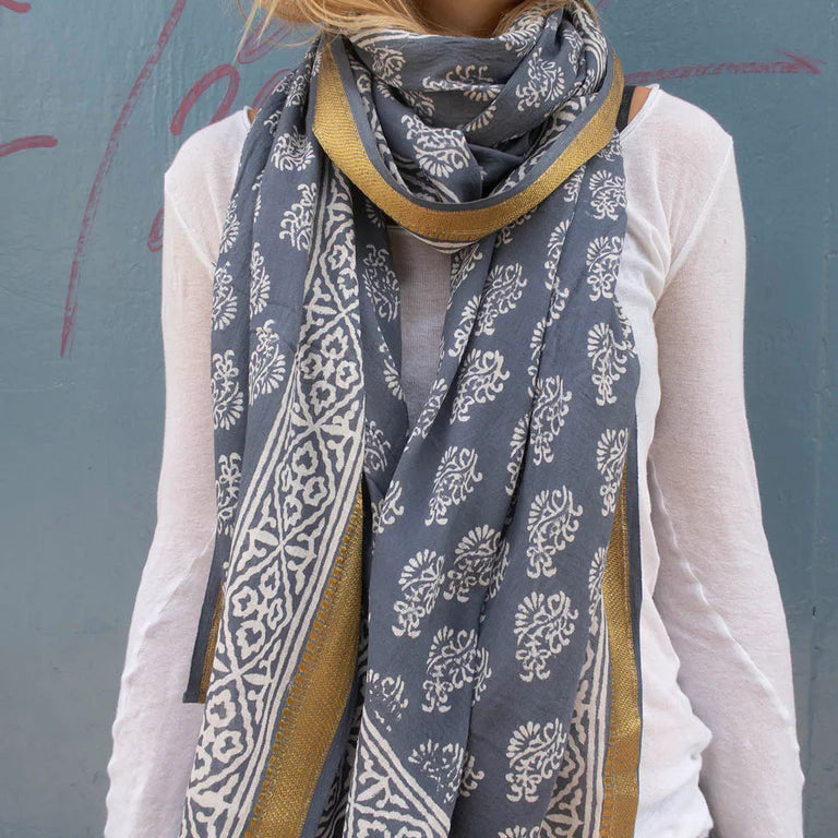 Bagru tørklæde fra Craft Sisters. Håndlavet af bomuld i indien, hvor der er trykket blåt blokmønster på. Brug den som tørklæde, sjal, kjole eller top