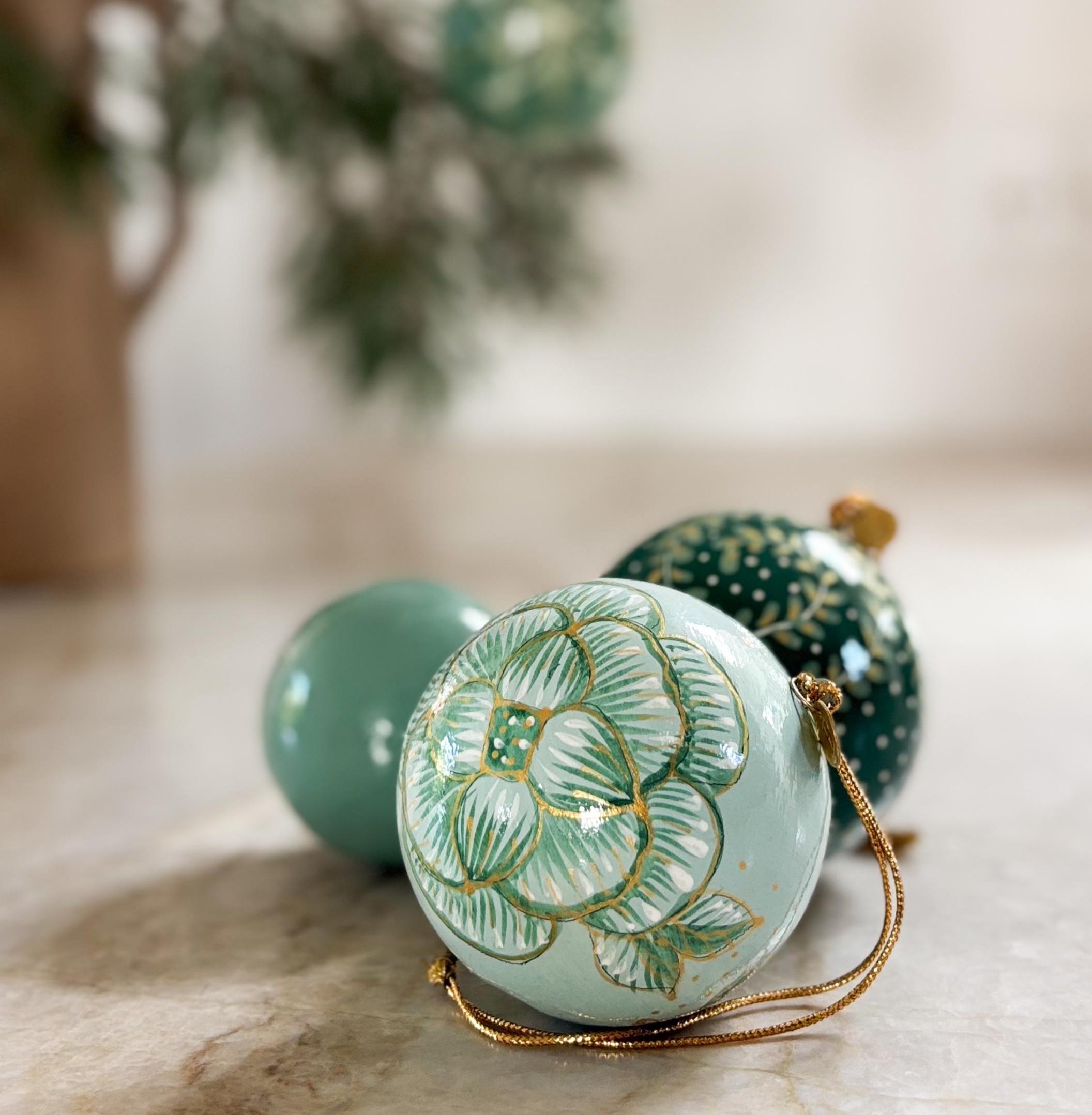 Balsalens indiske julekugler i den grønne farve med blomstermotiv