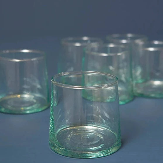 Traditionelle mundblæste marrokanske glas lavet af 100% genbrugsglas. De små glas tåler opvaskemaskine og varme drikke, og er derfor perfekte til et glas juice, men også en lille kaffe.