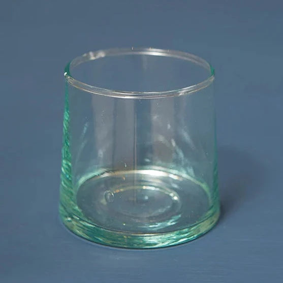 Traditionelle mundblæste marrokanske glas lavet af 100% genbrugsglas. De små glas tåler opvaskemaskine og varme drikke, og er derfor perfekte til et glas juice, men også en lille kaffe.