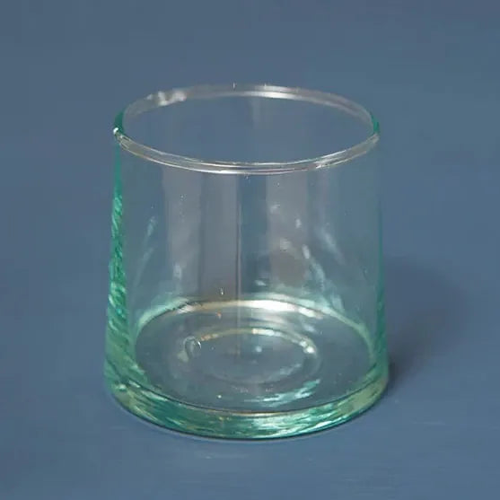 Traditionelle mundblæste marrokanske glas lavet af 100% genbrugsglas. De små glas tåler opvaskemaskine og varme drikke, og er derfor perfekte til et glas juice, men også en lille kaffe.