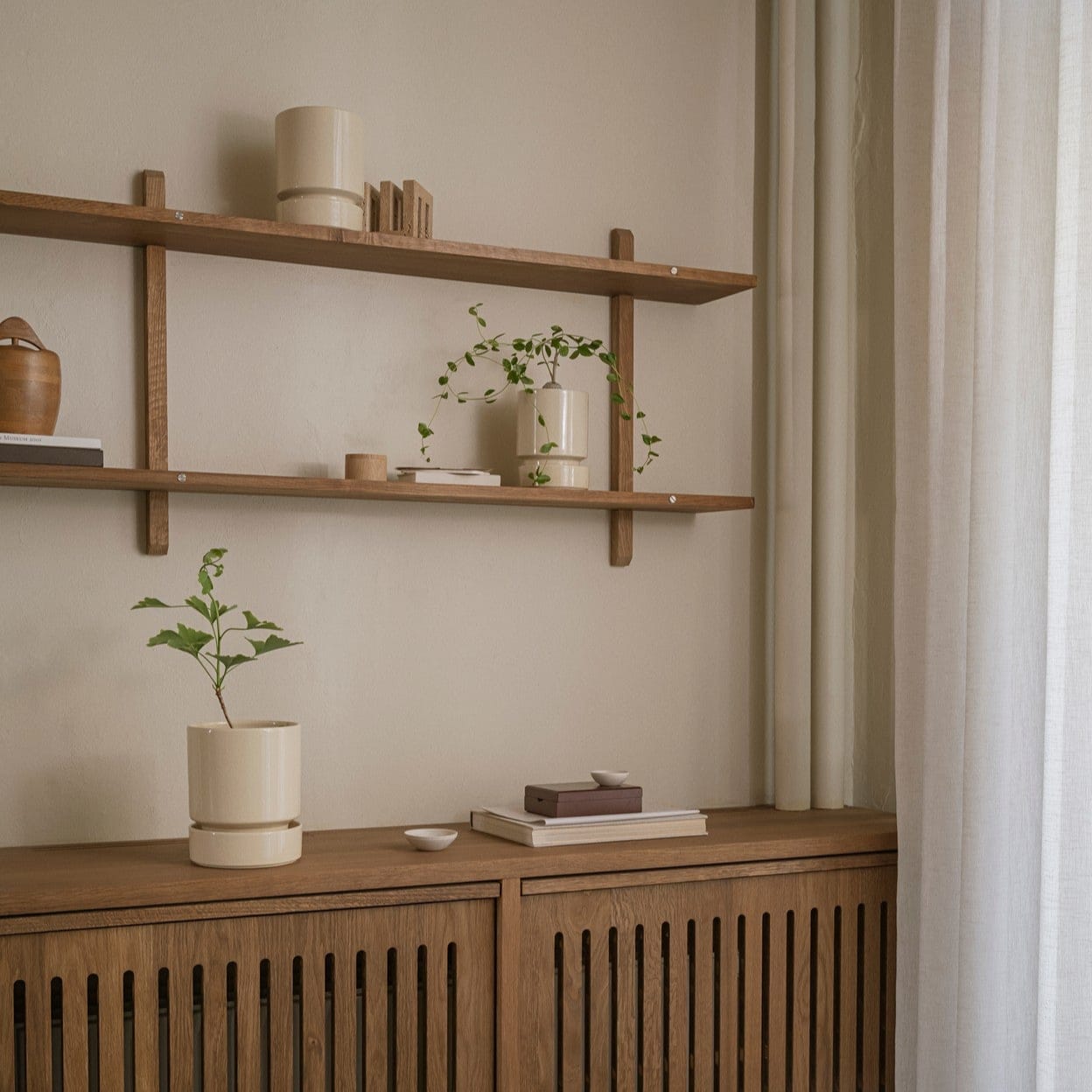 En lækker hvid glasseret potte med lækre planter i