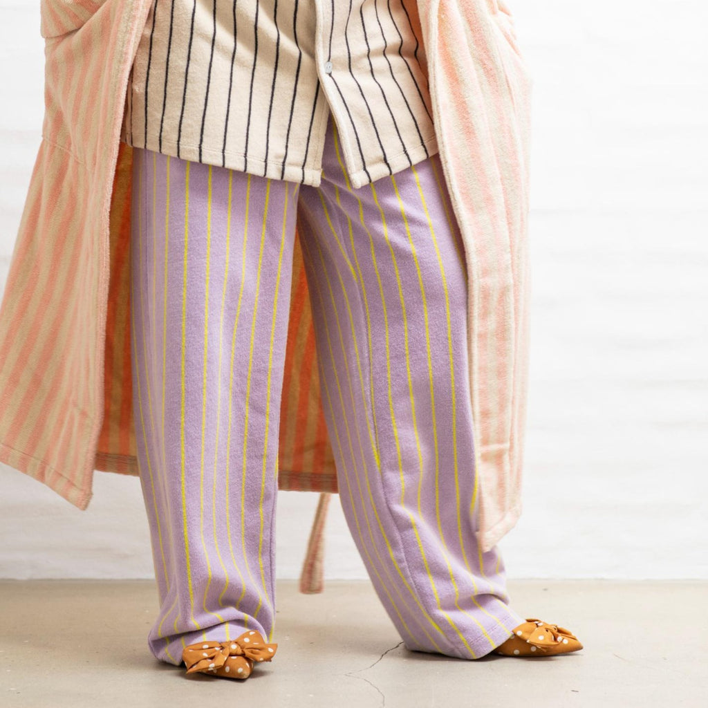 Disse lilla bukser har en tynd gul stribe og er lavet i 100% bomuldsfrotté. De har en cool og afslappet pasform, hvilket giver et behageligt look, der er nemt at style. 