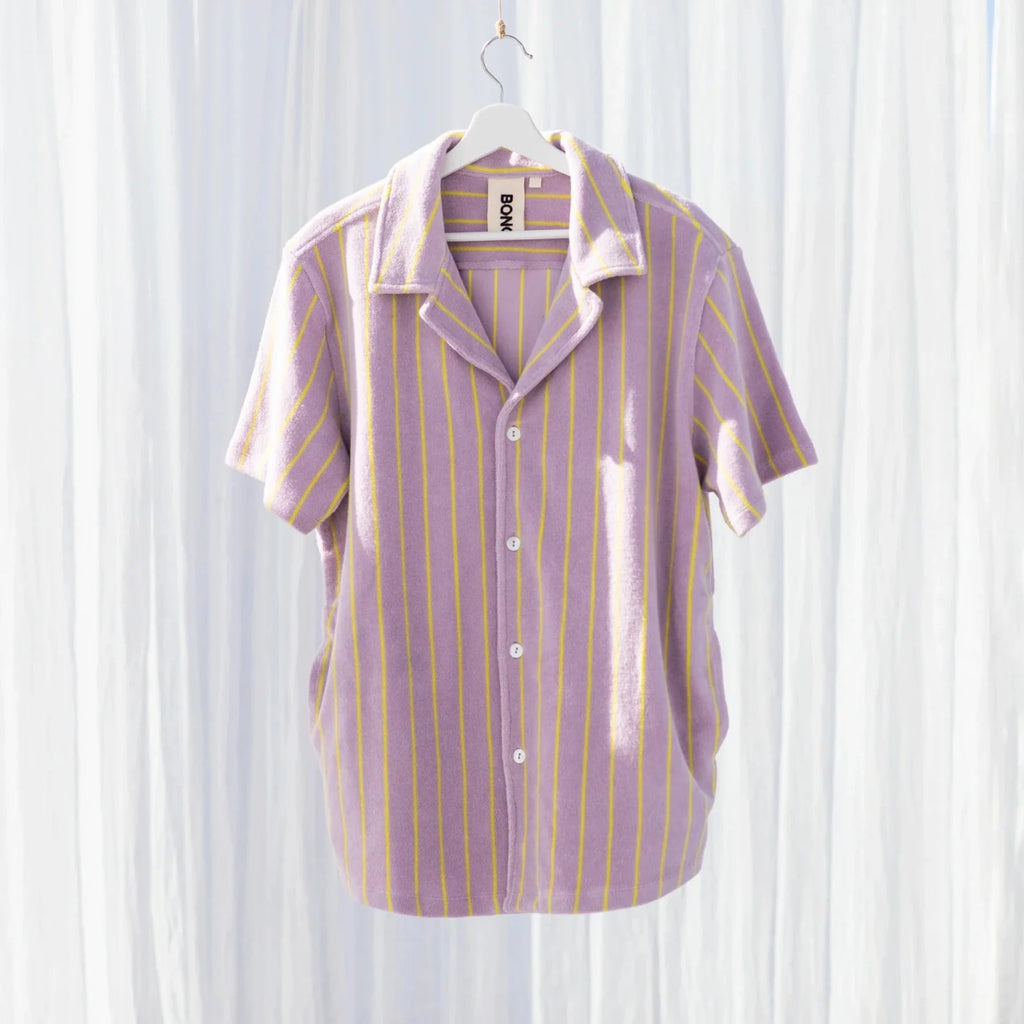 Lilla Naram skjorte med en cubansk krave, korte ærmer og fine perlemorsknapper og fås i Bongustas signaturfarver og tidløse striber.