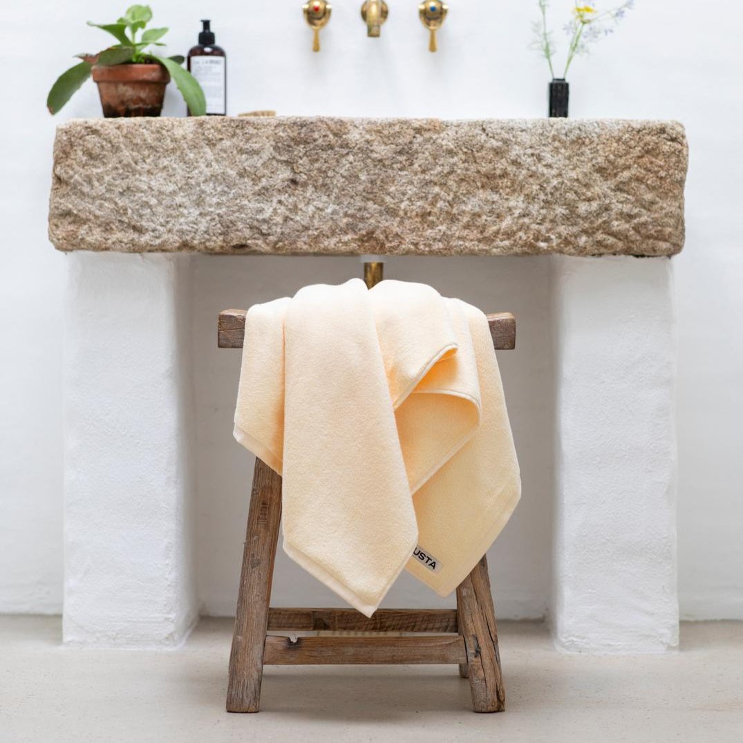 Bongusta Naram ensfarvet håndklæde i lys gul/vanilje/beige str. 70x140 cm