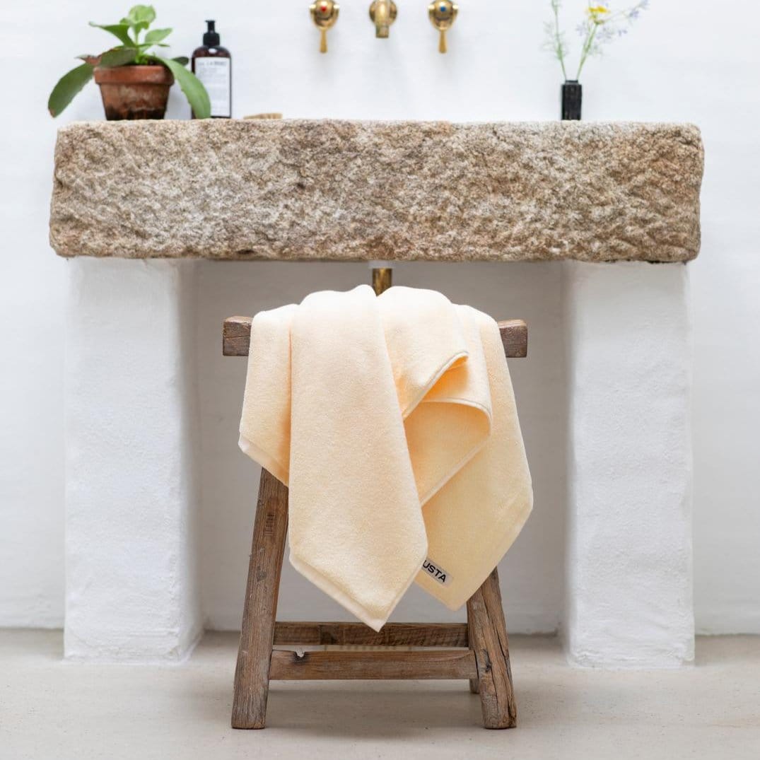 Bongusta Naram ensfarvet håndklæde i lys gul/vanilje/beige str. 70x140 cm
