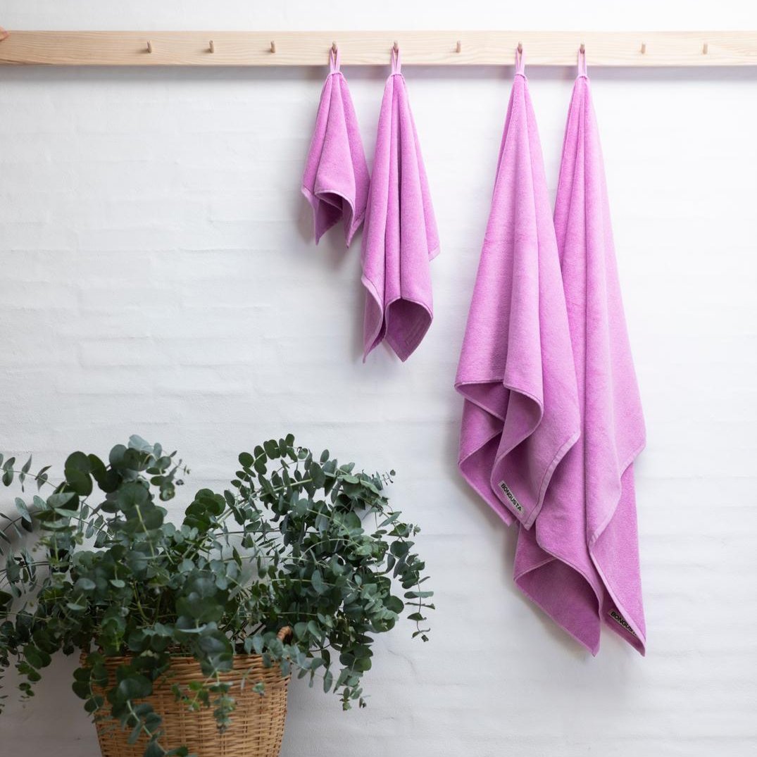 Bongusta Naram ensfarvet håndklæde i pink/lilla str. 50x80 cm
