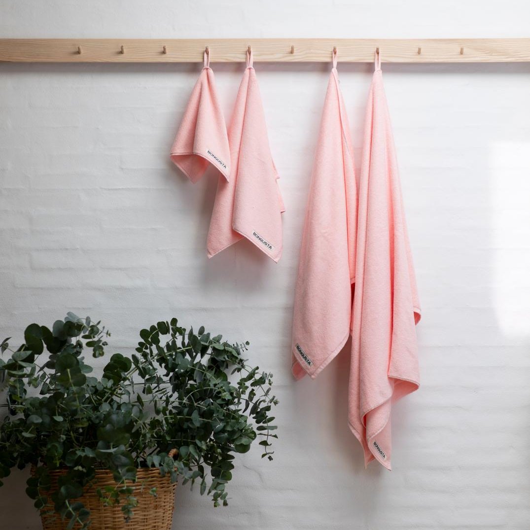 Bongusta Naram ensfarvet lyserød håndklæde i str. 70x140 cm