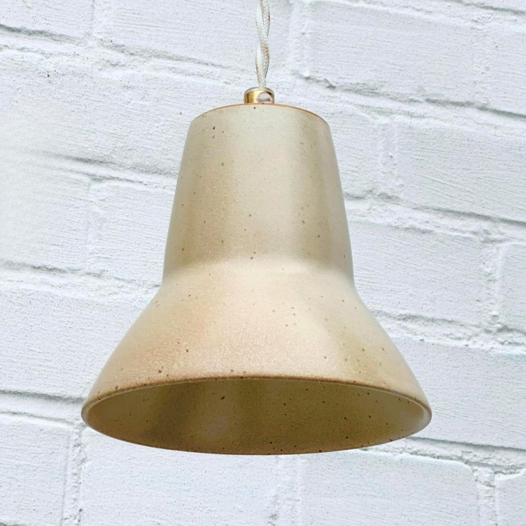 En lille lampe fra Bornholms Keramikfabrik. Den er håndlavet og er i farven &