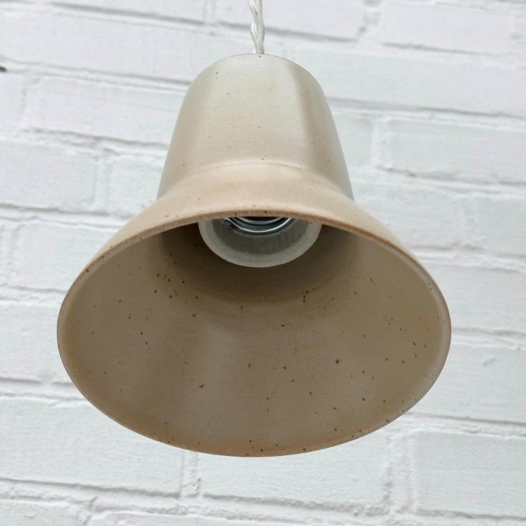 En skøn lille lampe fra Bornholms Keramikfabrik. Den er håndlavet og er i farven &